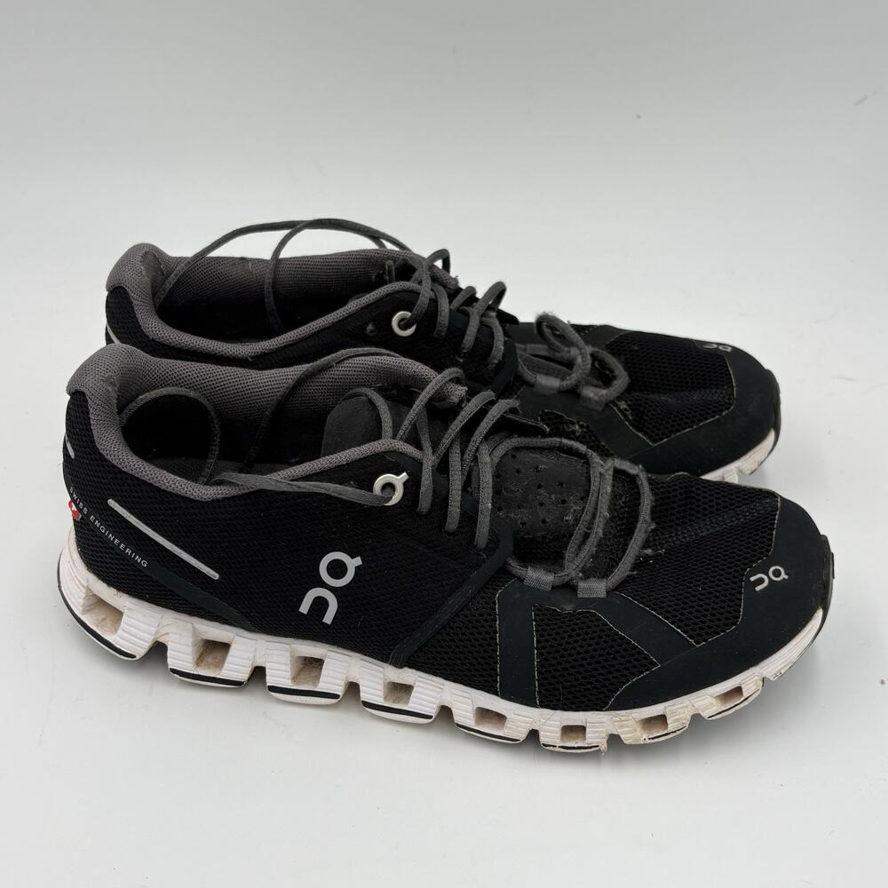 On Cloud 5 Women's Size 6 Black/White Athletic Running/Walking Sneakers Used